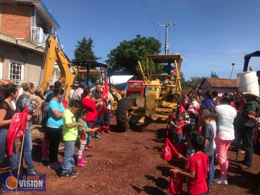 Inician trabajos para rehabilitar el acceso a la comunidad del Sauz de Guzmán