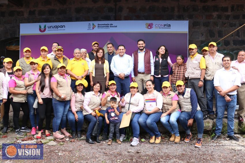 Entregó Víctor Manríquez materiales de construcción y calentadores solares a 745 familias