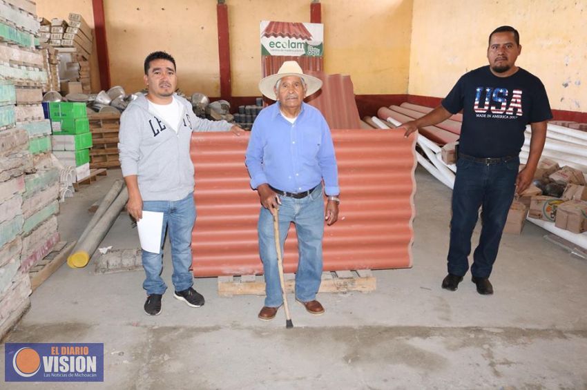 Entrega biofertilizante y apoyos a la vivienda el Edil de Coeneo 