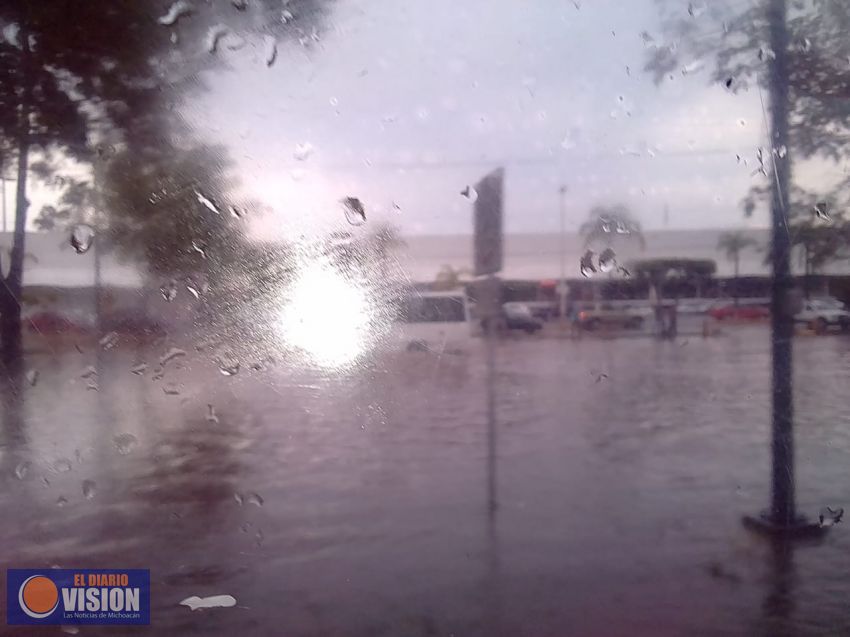 Cierran cruce de Camelinas con Ventura Puente, derivado de intensa lluvia