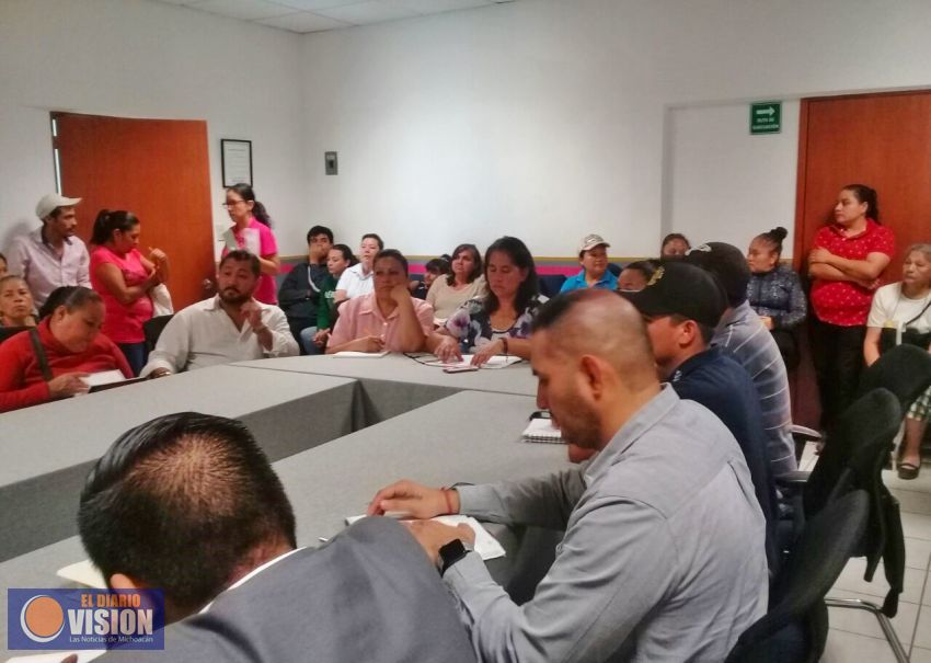 Uruapenses entregan pliego petitorio a edil municipal; esperan favorable respuesta