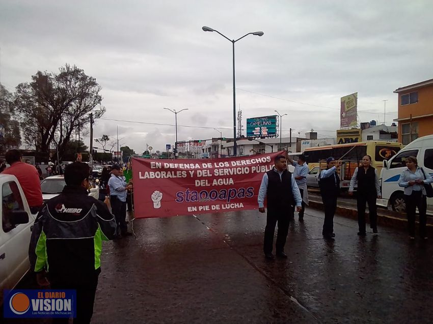Sindicato del OOAPAS se manifiesta en Centro Histórico de Morelia.