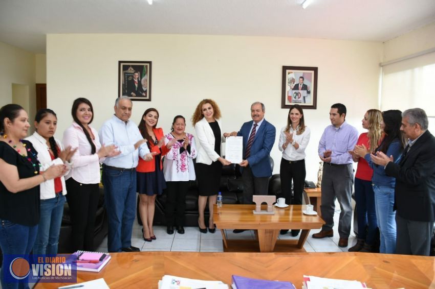 Víctor Silva entrega constancia a Rosy Venegas como regidora 