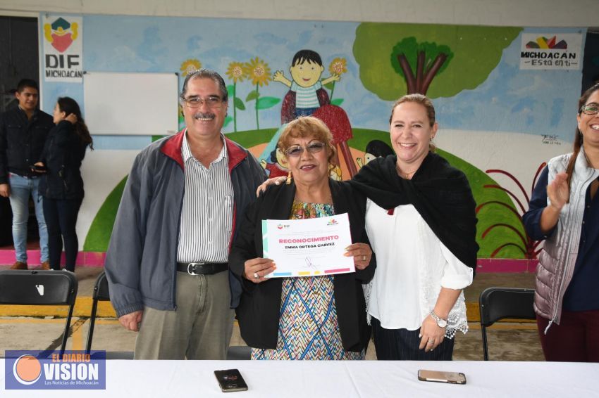 Ema Ortega Chávez  recibe reconocimiento por 32 años de trabajo en el Sistema DIF Michoacán