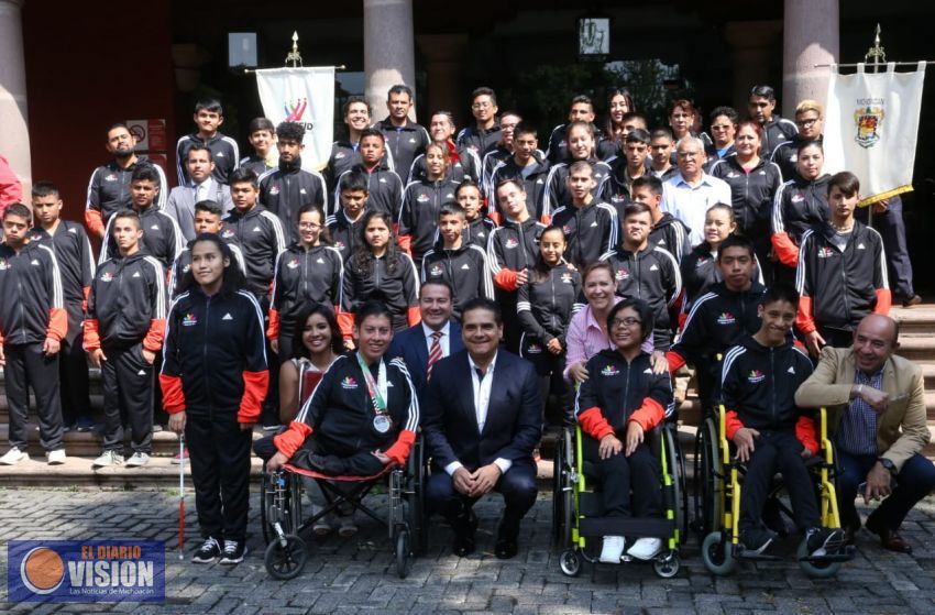 Abandera Silvano Aureoles a deportistas michoacanos rumbo a la Paralimpiada Nacional