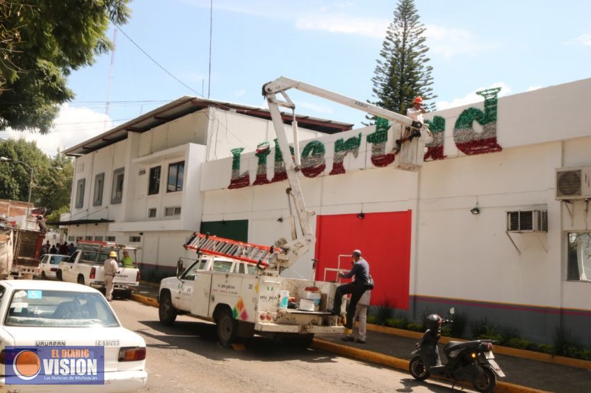 Se inicia la colocación de la decoración de fiestas patrias en el municipio de Uruapan