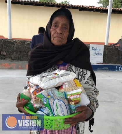 DIF Coeneo entrega programa de despensas a personas vulnerables 