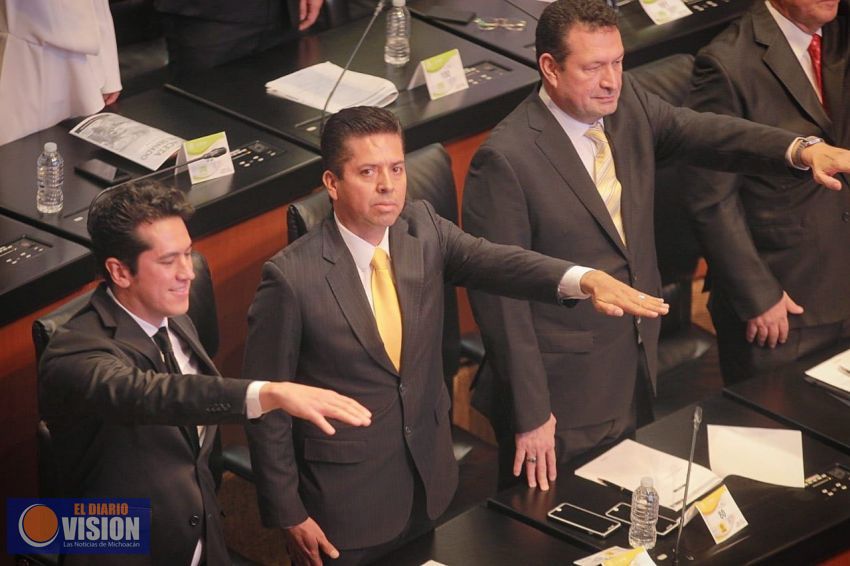 Toño García rinde protesta en la Cámara de Senadores 