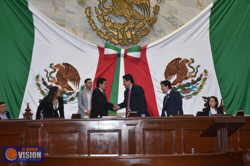 Debate de ideas en el Parlamento Juvenil fortalece la democracia