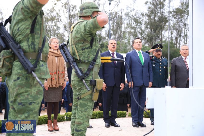 Con izamiento de la Bandera Monumental inician los festejos patrios