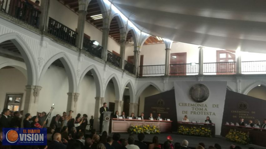Toma protesta el Presidente reelecto Víctor Manuel Manriquez González