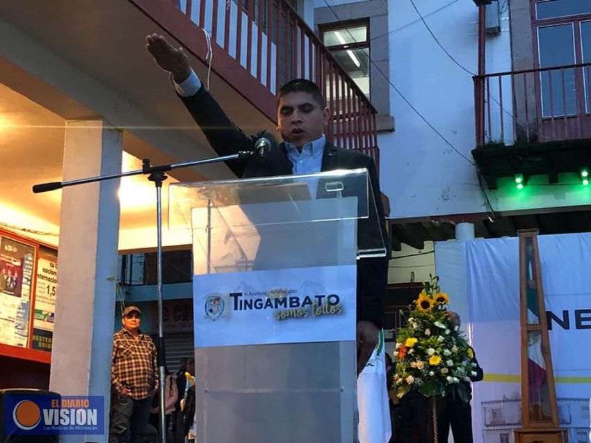 Nelson Villegas Figueroa, toma protesta como Presidente Municipal de Tingambato