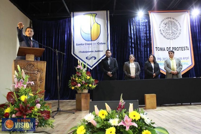 Jesús Lucas Angel, rinde protesta como presidente municipal de Santa Clara del Cobre
