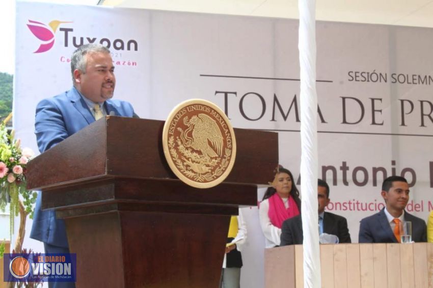 Jesús Mora González, rinde protesta como presidente municipal de Tuxpan