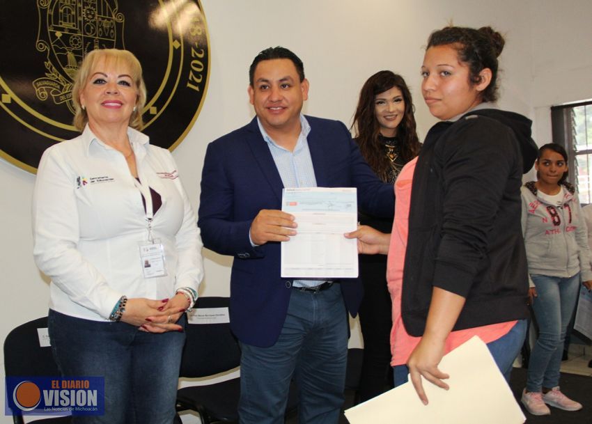Entregaron 110 becas a madres jóvenes para que sigan con sus estudios  