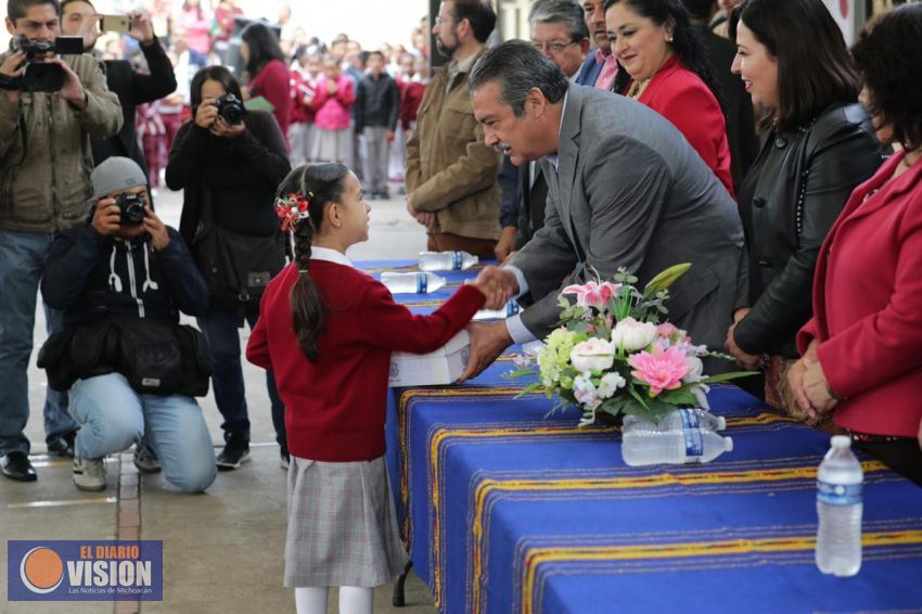 Realiza Raúl Morón primer entrega de calzado del programa 