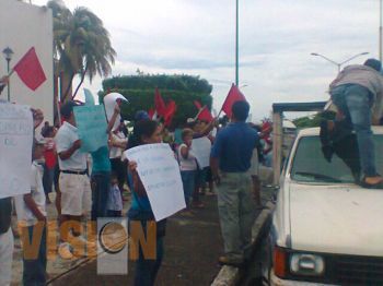 Se manifiesta Antorcha Campesina en el Ayuntamiento de Lázaro Cárdenas