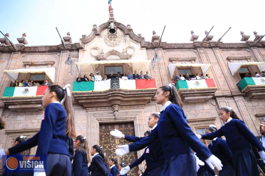 Convive Gobernador con ciudadanía previo al Desfile Cívico Militar