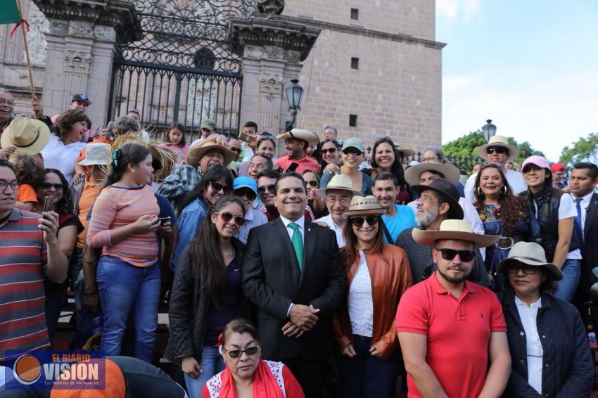Viven michoacanos y michoacanas Desfile Cívico Militar en armonía y con fervor patrio 