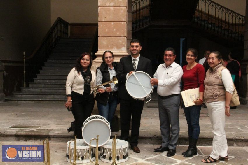 Octavio Ocampo dona banda de guerra a escuela de Jungapeo