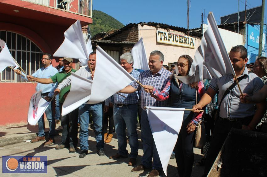 Jesús Mora da banderazo de arranque a la pavimentación de la calle Ignacio Rayón 