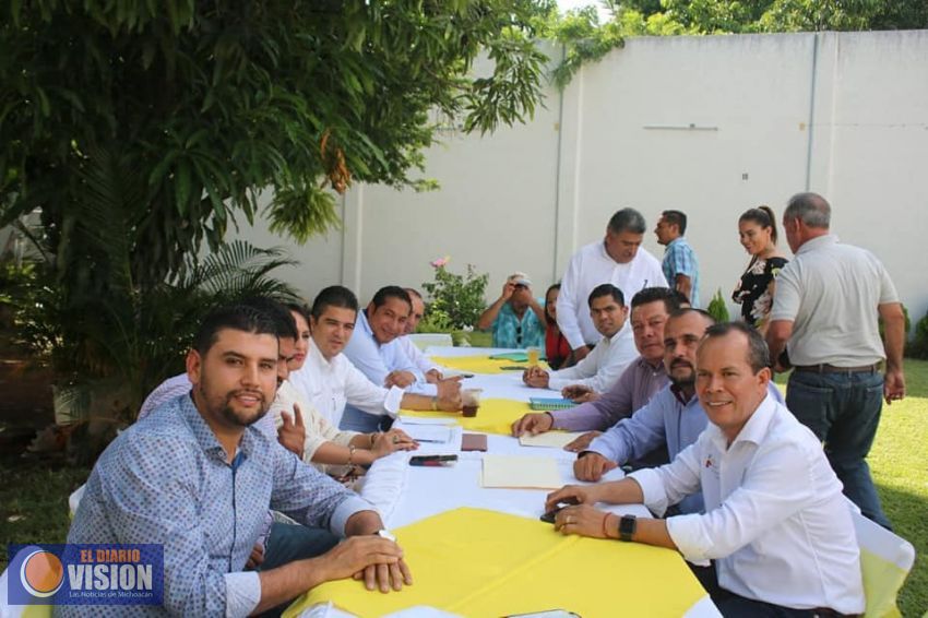 Gestiona Octavio Ocampo proyectos para municipios