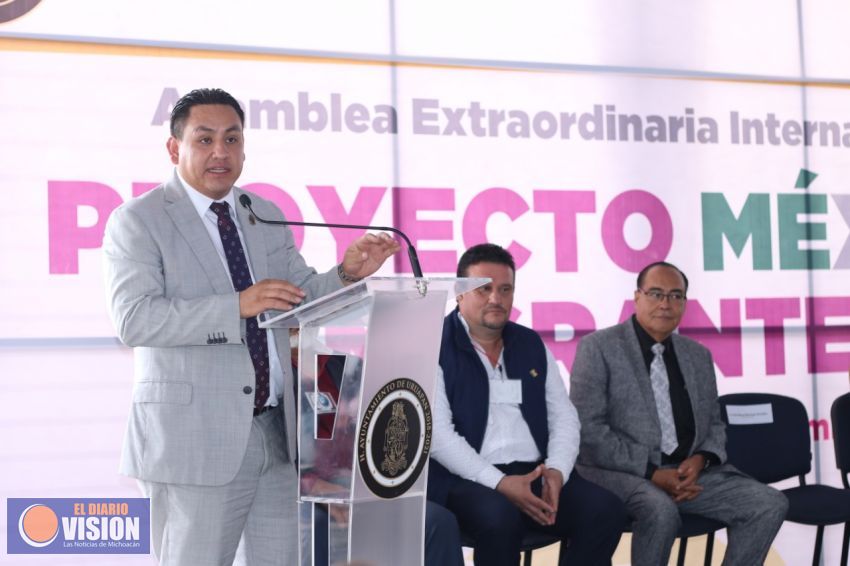Entregan el reconocimiento al Mérito Migrante al presidente Víctor Manríquez 