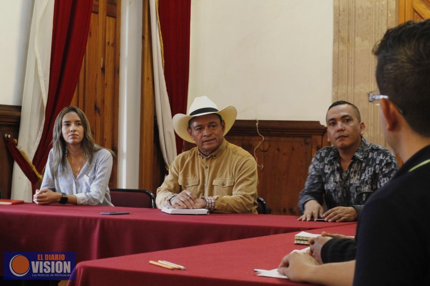 Atiende Salvador Arvízu a profesores que demandan pagos
