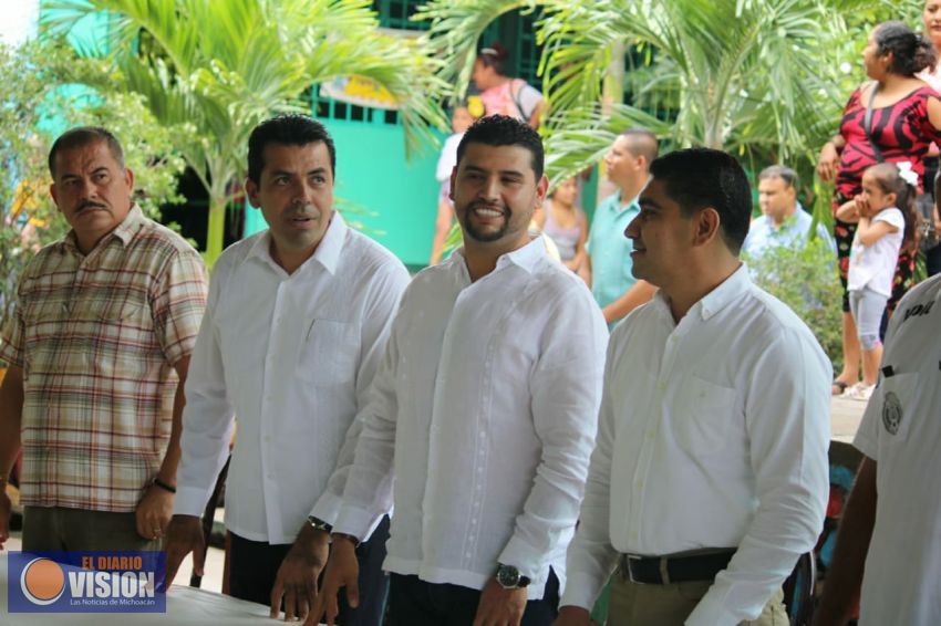 En gira de trabajo Octavio Ocampo atiende a huetamenses y entrega apoyos