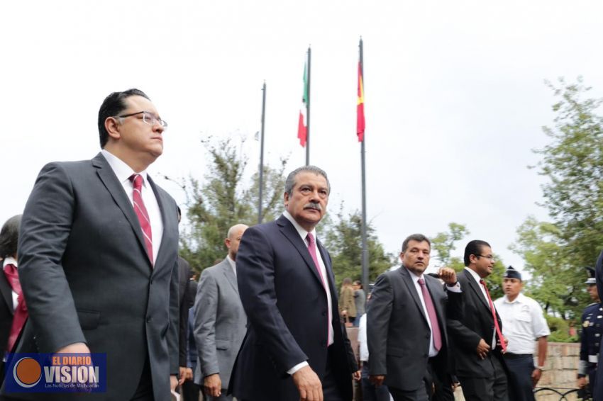 Raúl Morón encabeza izamiento de la bandera conmemorando Natalicio de Morelos 