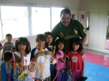 Entrega UTM zapatos nuevos a los niños del taller de canto y baile