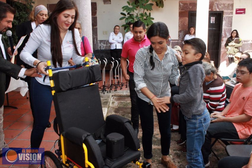 Entrega SSM sillas de ruedas y lentes a más de 300 personas