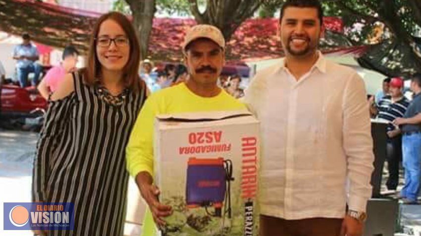 Entrega Octavio Ocampo estufas ecológicas y láminas a familias de Tuzantla
