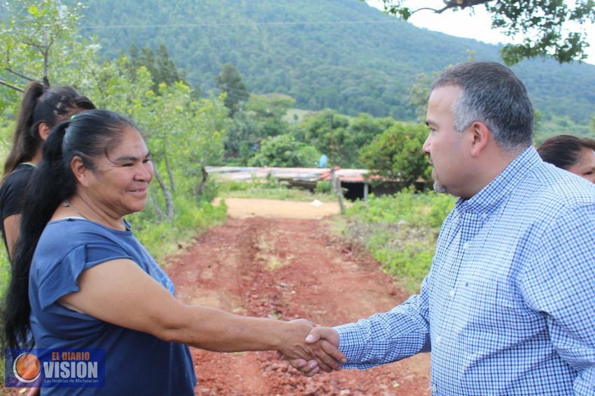 El Alcalde Jesús Mora supervisa obra de espacio de usos múltiples en Acumbaro