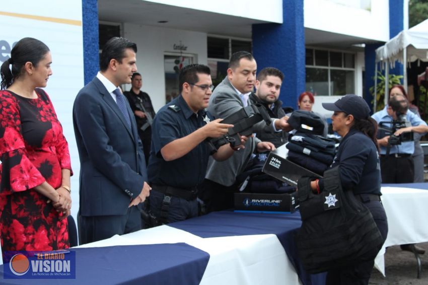 Autoridades municipales entregan equipamiento por más de 6.5 millones de pesos a Policía Michoacán 