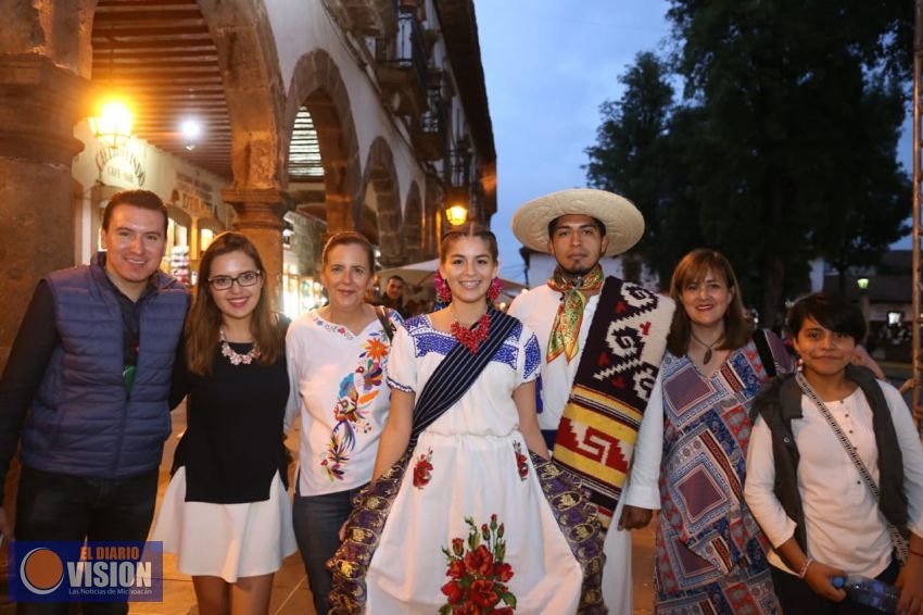 Disfrutan miles de turistas verbena popular en el majestuoso Pátzcuaro, Pueblo Mágico