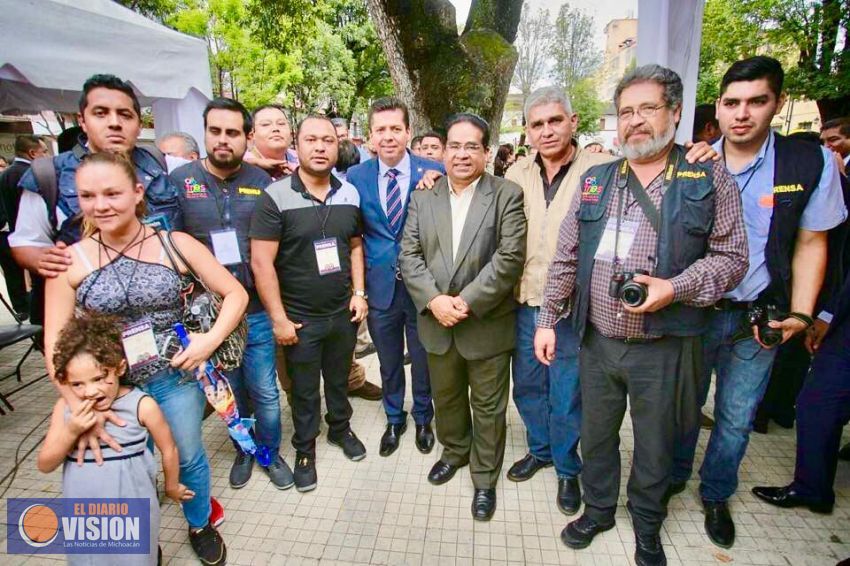 Periodistas uruapenses, sostienen encuentro con representantes populares