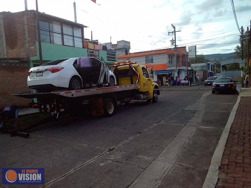 Con grúa retiran autos varados en la colonia Jaujilla tras inundación