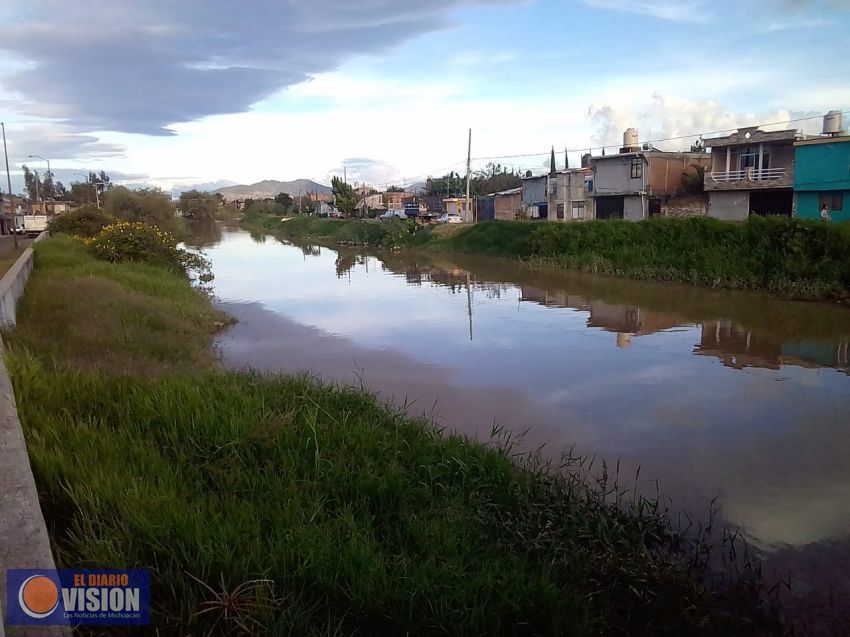 Poco a Poco baja caudal del Río Grande de Morelia