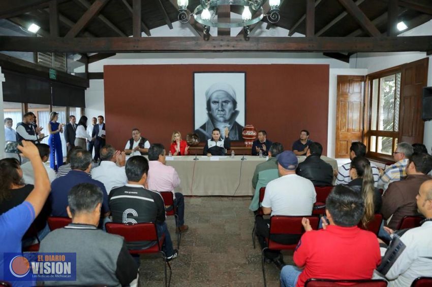Cumple Gobernador entrega de 100 viviendas a transportistas del estado
