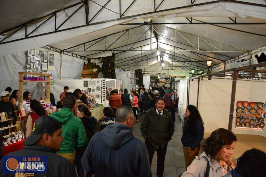 Se instala tianguis artesanal en Plaza Vasco de Quiroga 