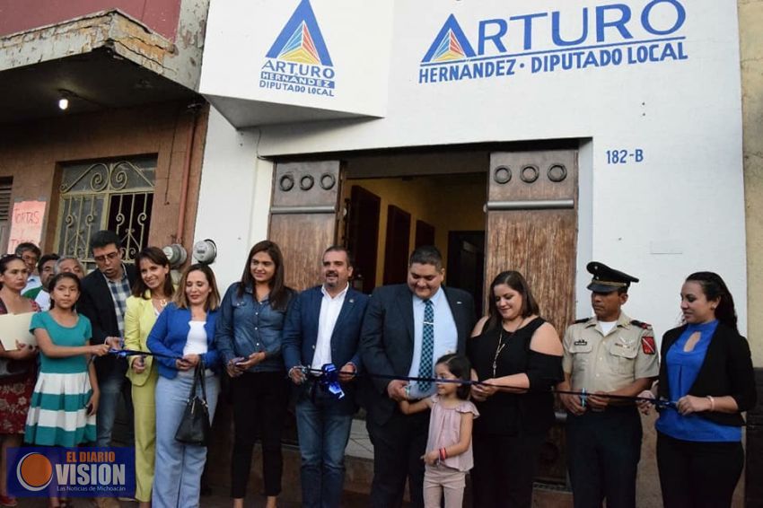 Arturo Hernández inaugura su primera casa de enlace en Jacona