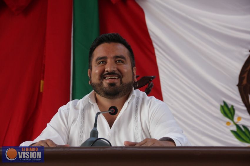 Criterios constitucionales para normar salarios públicos propone Erik Juárez