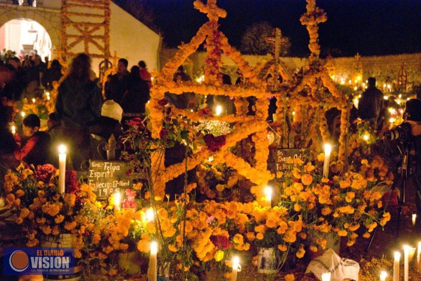 Arriban turistas nacionales y extranjeros por Noche de Muertos