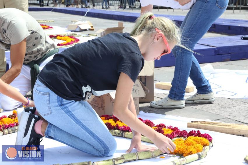 Fascinados y entusiastas, turistas esperan celebración de Noche de Muertos en Michoacán