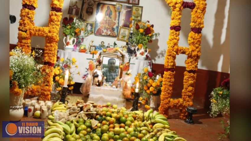 Habitantes de Santa Fe de la Laguna rinden homenaje a sus difuntos 