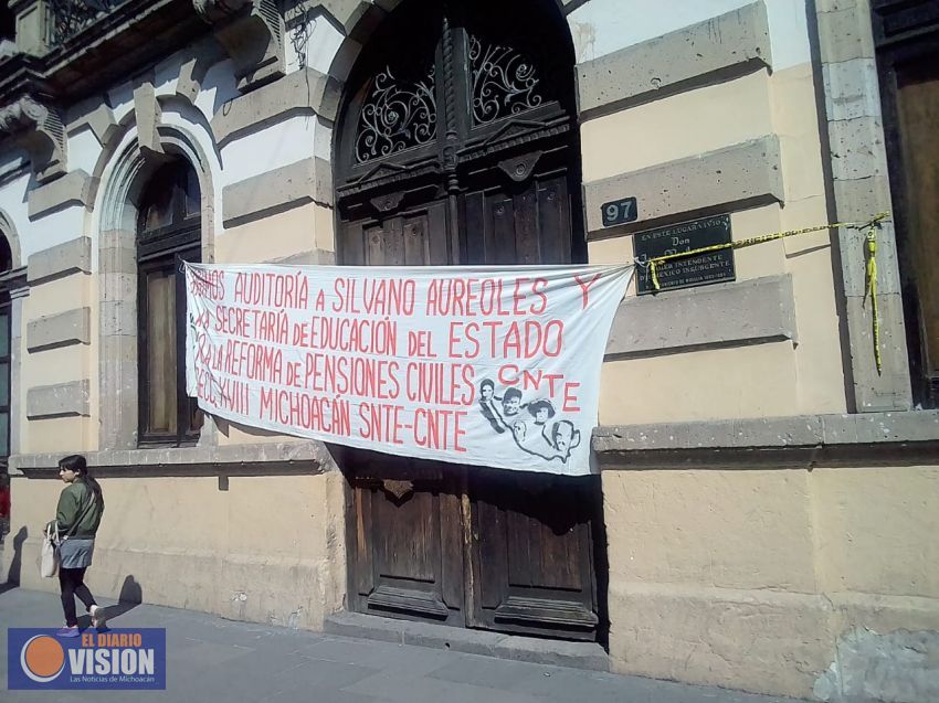 Maestros toman la sede del Congreso de Michoacán.