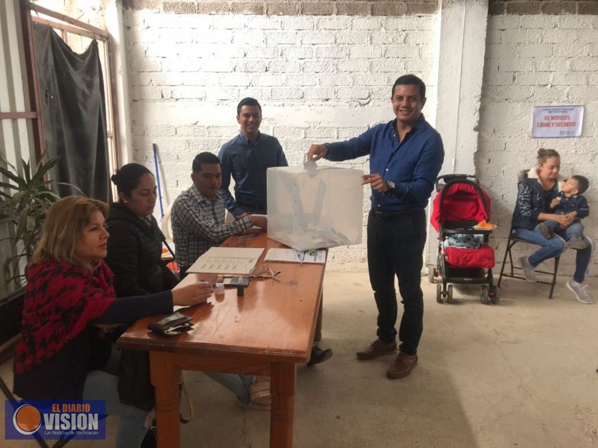 Acude Oscar Escobar a votar para la dirigencia nacional del PAN 