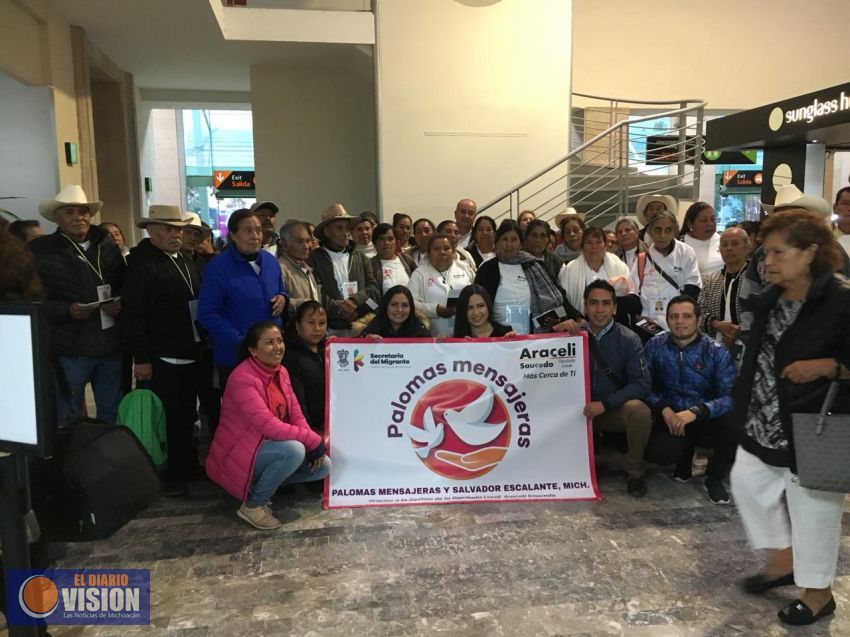 Araceli Saucedo acompaña a 60 adultos mayores a reencontrarse con sus hijos a Los Ángeles, Californ