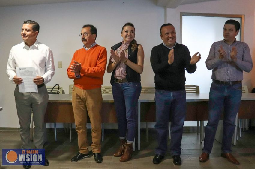 Recibe Oscar Escobar su carta de procedencia como candidato a la dirigencia estatal 